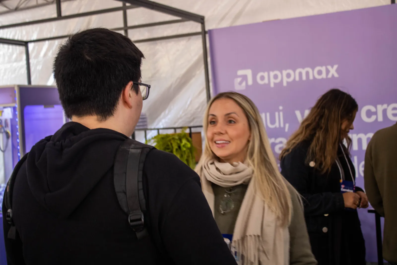 Appmax presente em um evento, no stand da marca
