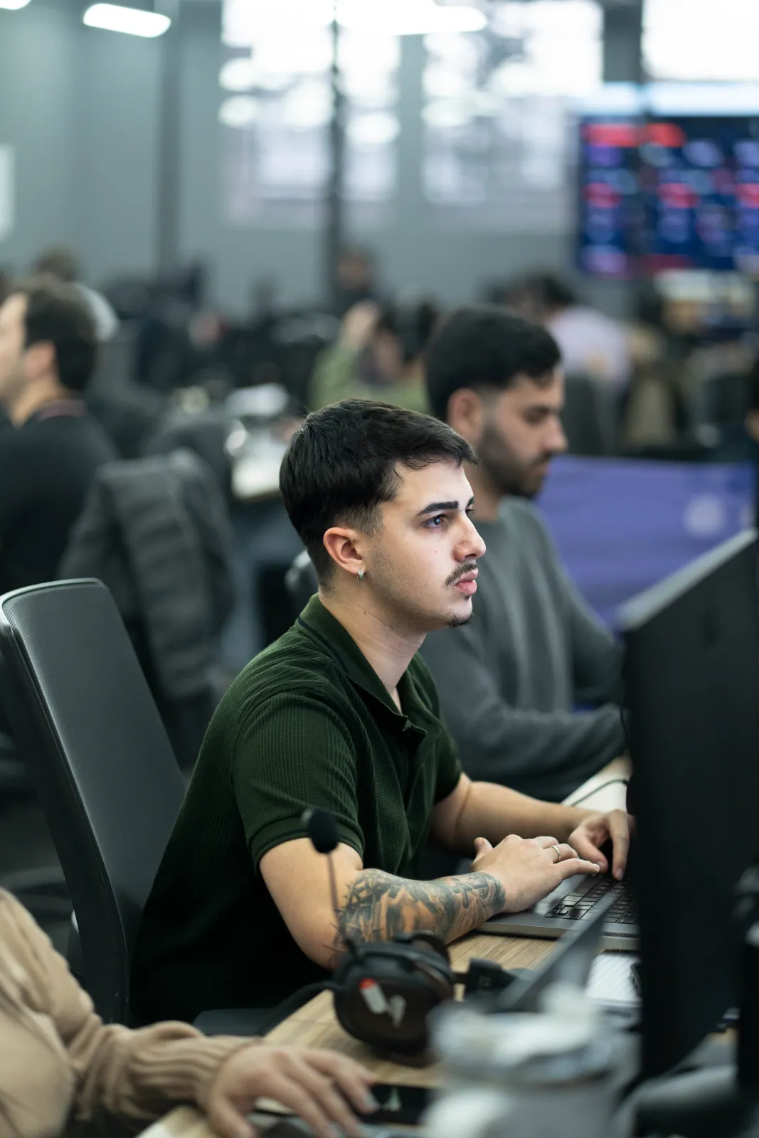 Pessoa do time da Appmax trabalhando no escritório